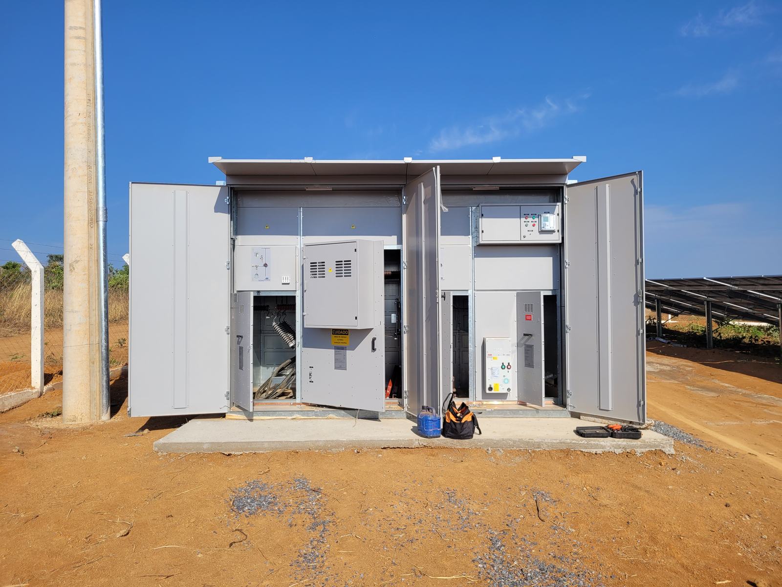 Cabine de média tensão em usina solar