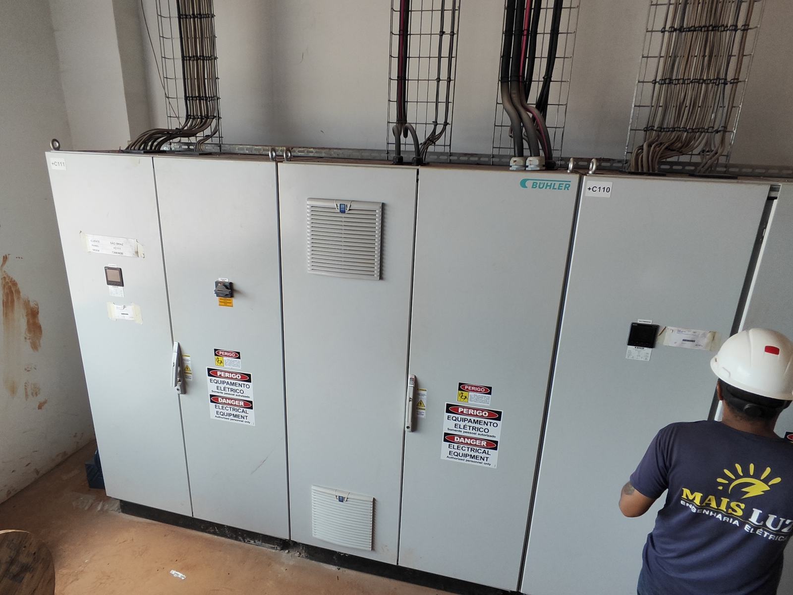 Técnico da Mais Luz diante de painéis de comando de motores